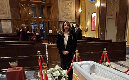 Foto accanto al feretro di Zichichi, a Erice scoppia la polemica sulla sindaca Daniela Toscano