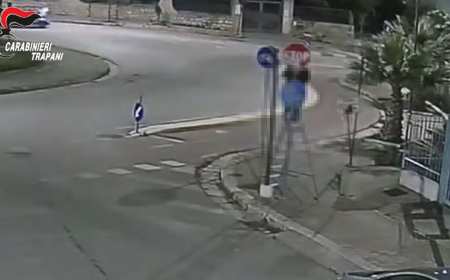 Per settimane smonta e sostituisce i segnali stradali nella notte, lo strano passatempo diventato un problema in citt&agrave;