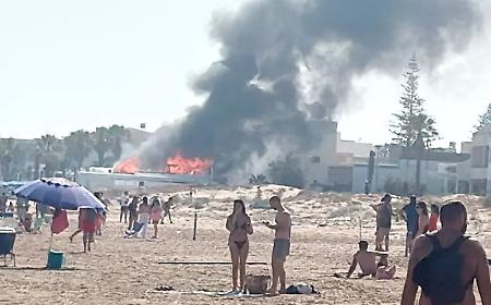 Fiamme al lido Monnalisa Beach a Tre Fontane: evacuata la spiaggia, cause ancora sconosciute