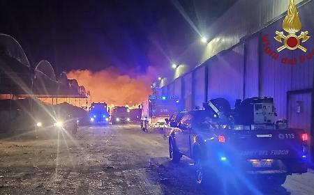 L'incendio all'azienda Sarco, il sindaco: &laquo;Tenete porte e finestre chiuse&raquo;