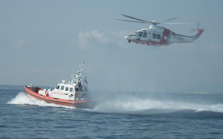 Stavano per affondare insieme alla barca su cui si trovavano: catena di soccorso per salvarli