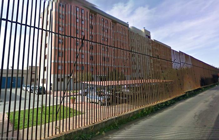 Blitz in carcere sequestrati 15 smartphone e 70 grammi di droga