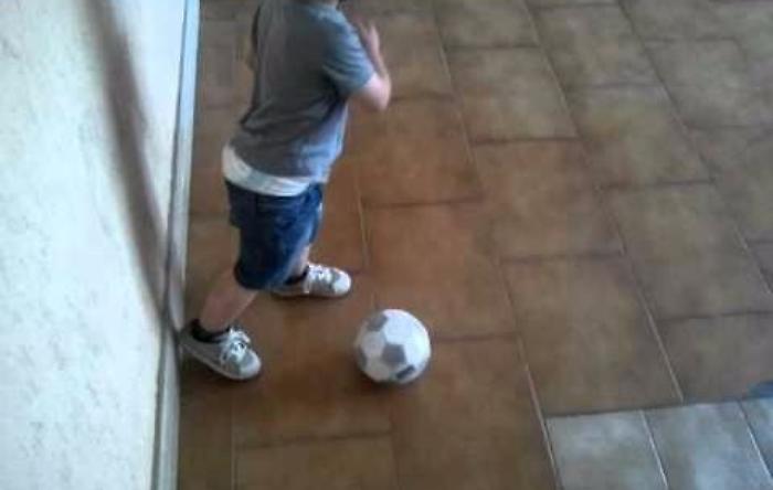 Cade da capannone tentando di recuperare pallone: bambino ferito