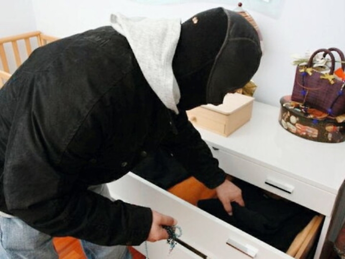 Ladri in azione con la chiave bulgara: razziato appartamento a Fontanelle