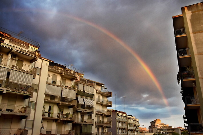 Ecco l'arcobaleno che illumina il cielo "asciutto" di pioggia 
