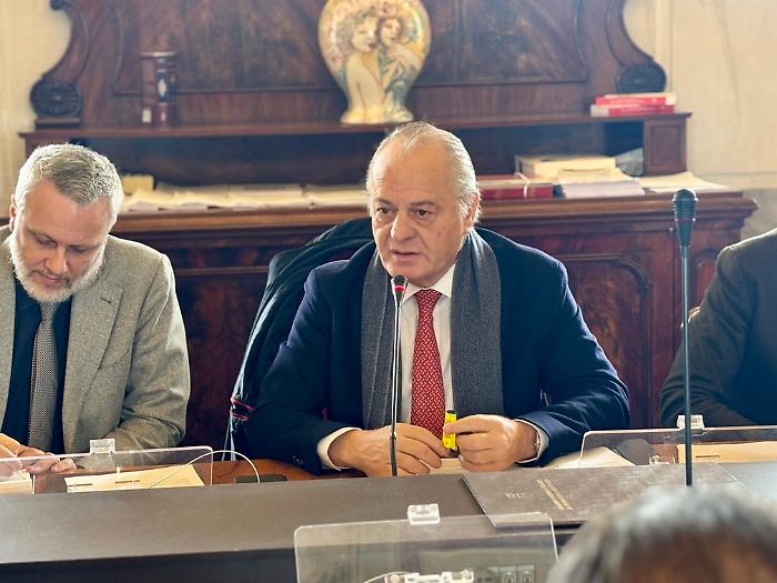 Cracolici convoca Beringheli dopo le accuse di La Vardera sulle concessioni balneari