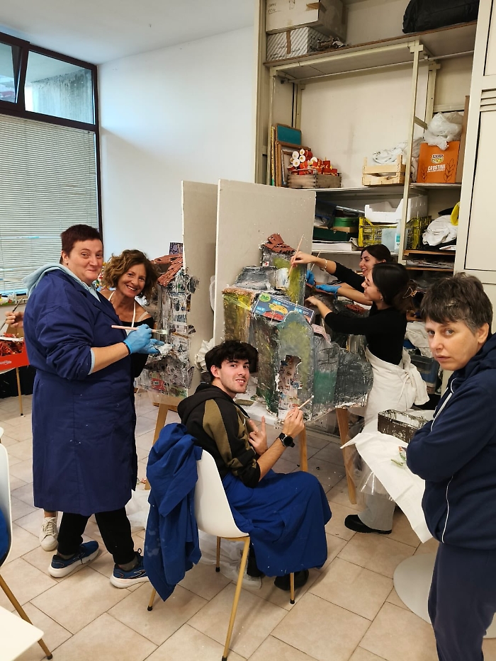 Carta, colori e colla: l'Anffas e la creatività