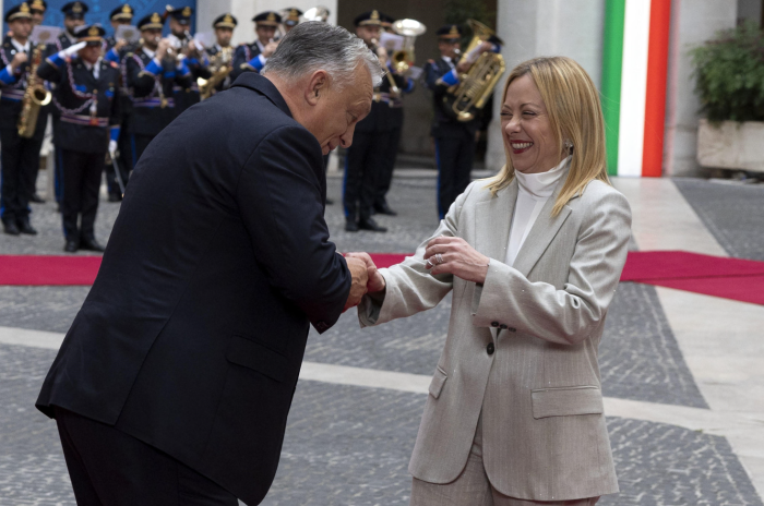 Orban sfida l'Europa, attacca Trump su Putin e fa il baciamano a Meloni che prova a mediare 