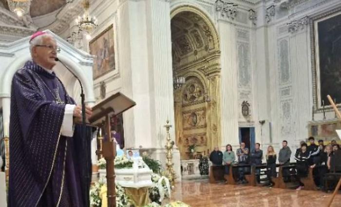 Trapani saluta il piccolo Alessandro: avviata una raccolta fondi per sostenere la madre