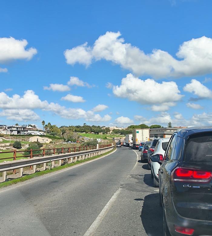 Traffico nel caos a Modica, la polizia locale: "Stiamo intervenendo"