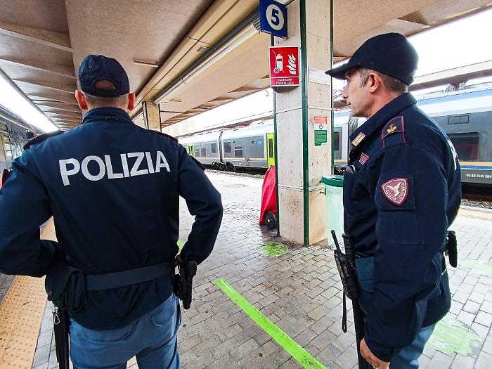 Aggredisce il padre e poi gli agenti di polizia: 37 arrestato alla stazione di Messina 