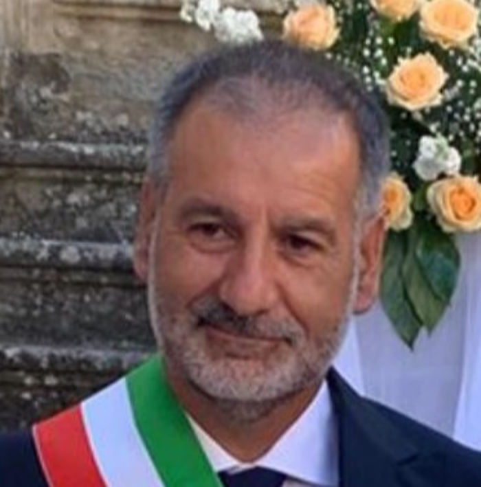 Crisantemi e lumini davanti alla porta di casa del sindaco di Vicari