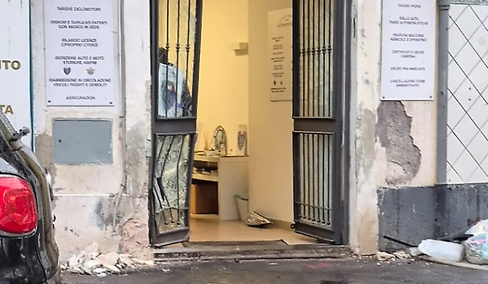 Non si ferma all'«alt polizia» e poi si schianta contro una vetrina, ora è in prognosi riservata 