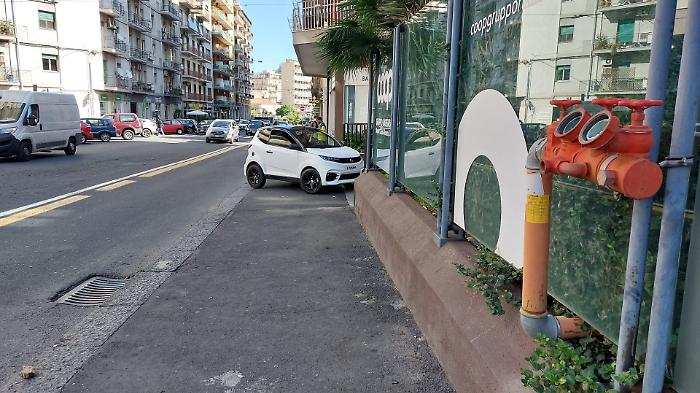 Parcheggio su marciapiede in Via G. Leopardi