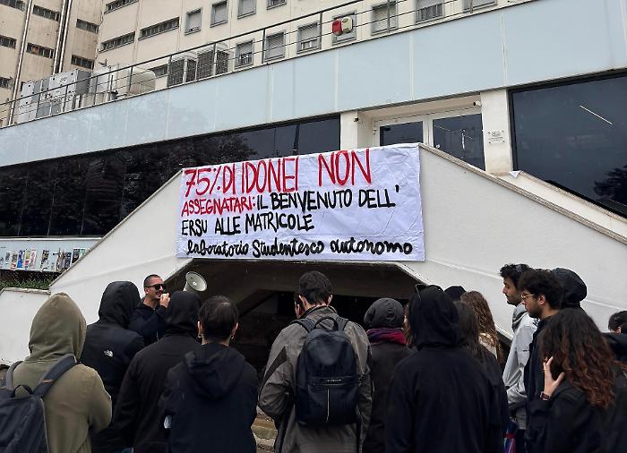 Solo uno su quattro degli idonei riceverà la borsa di studio, gli studenti protestano