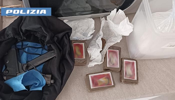 La pistola nel forno, la droga nel frigorifero e nelle scarpe. Arrestato un 24enne