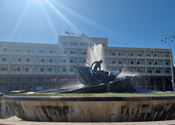 Senza protezioni né viabilità sicura in un cantiere in piazza Verga: due denunciati