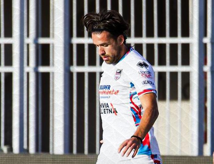 Il Catania inciampa a Casarano: sconfitta amara per i rossazzurri che ora rischiano di perdere anche il primo posto