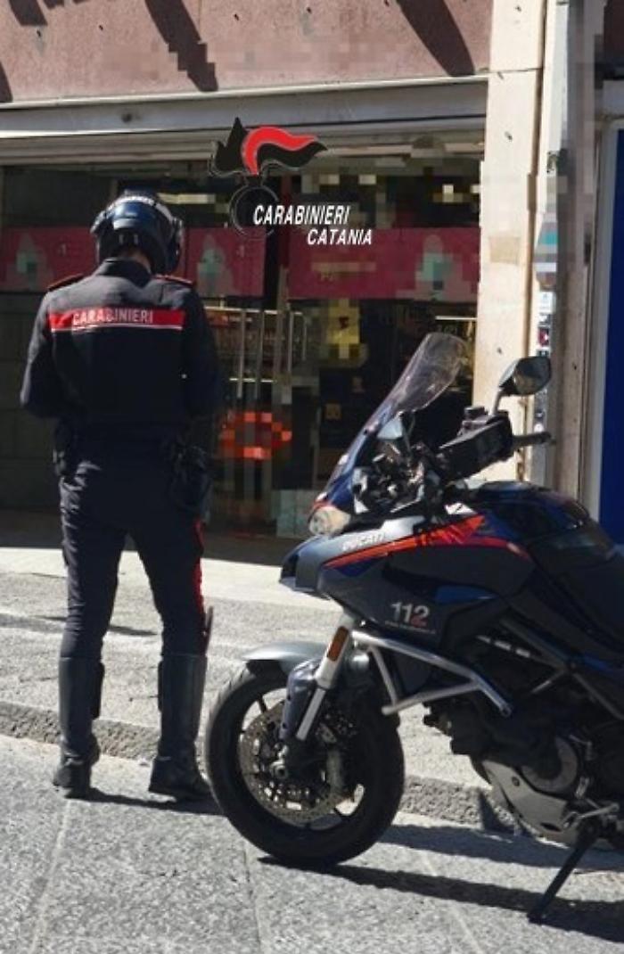 Furto sventato in un negozio di Catania: denunciati un minorenne e un 18enne con capi nascosti nello zaino