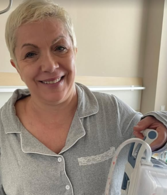 Rosanna Banfi torna in ospedale: scatto in pigiama con la scritta 'è andata' dopo il ritorno dell'ospite