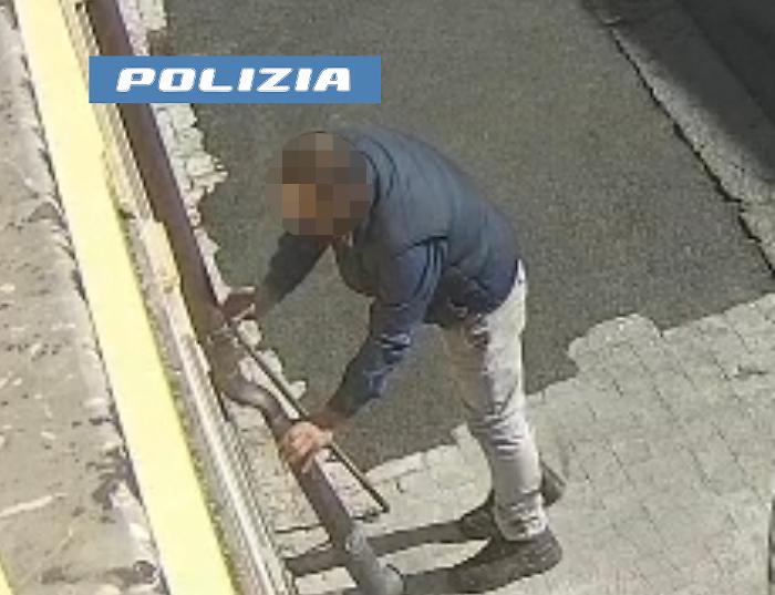 Ladro di pluviali arrestato a Catania: li scardinava con un rastrello e li vendeva al mercato nero