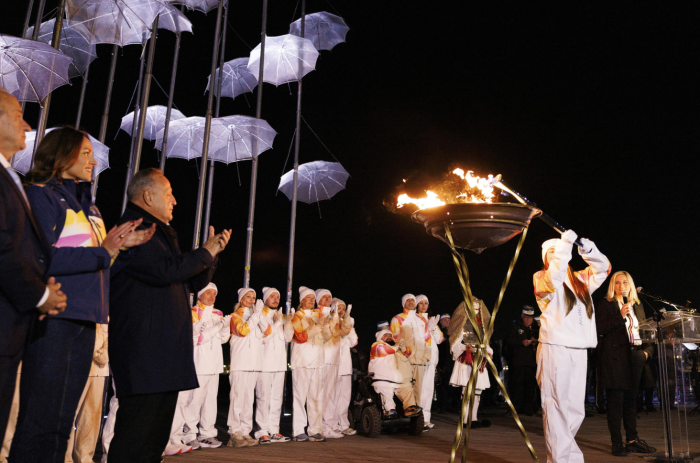 La fiamma di Milano-Cortina verso Roma: un campione di nuoto il primo tedoforo