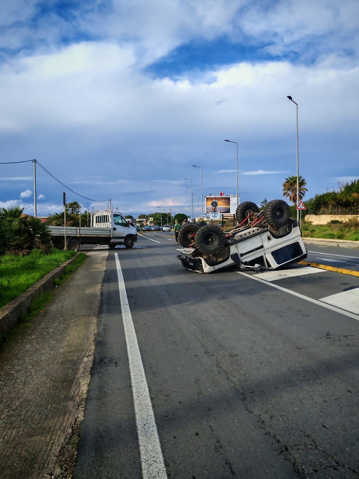 Ragusa, fuoristrada si ribalta all'uscita della citt&agrave;: un ferito