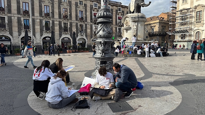 Catania diventa un’aula a cielo aperto: gli studenti del Lazzaro disegnano l’anima della città