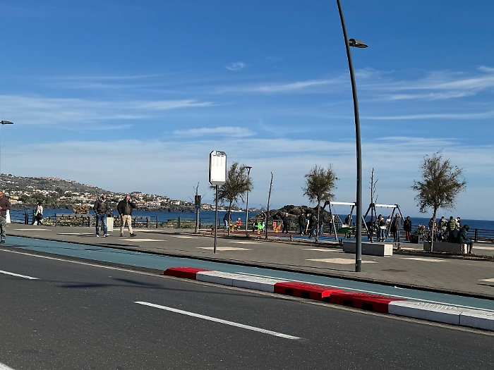 Catania, incidente sul Lungomare: auto si ribalta e finisce sulla pista ciclabile 