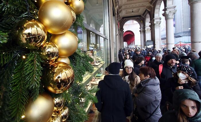 Tredicesime pi&ugrave; ricche: per i regali di Natale  gli italiani spenderanno 10 miliardi, ma occhio al rischio usura