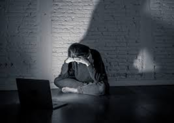 Sopravvivere allo stalking digitale: guida pratica per vittime