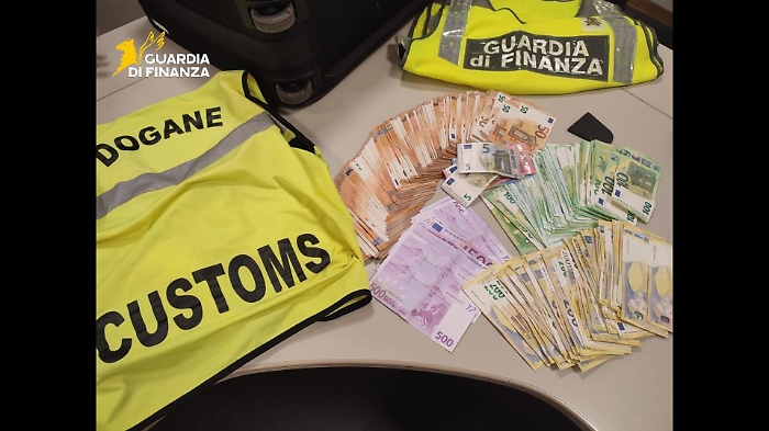 Mezzo milione di euro non dichiarati: la scoperta della Finanza all'aeroporto di Palermo