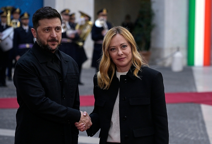 Meloni riceve Zelensky a Palazzo Chigi: folla in via del Corso e lo striscione di +Europa