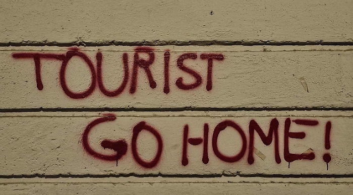 Scritte "Tourist go home" spuntano sui muri di Catania: sarà mica colpa della gentrificazione? 