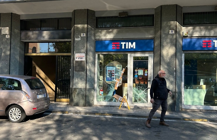 “Spaccata” al negozio di telefonia a Catania: una Panda rubata usata come ariete