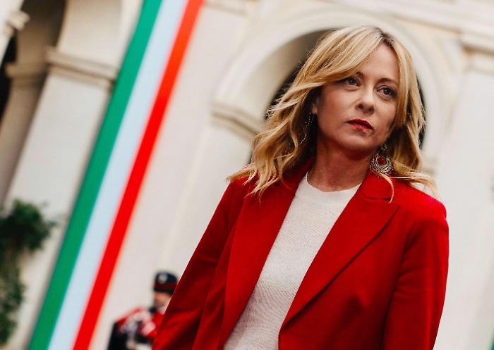 Sì al decreto Milleproroghe: scadenze slittate, scudo penale per i medici e bonus giovani. C'è pure il commissariamento anti-baraccopoli a Messina