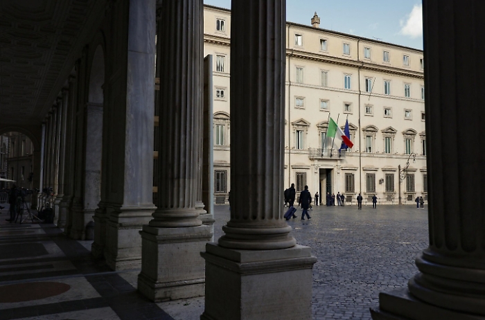 Affitti brevi, una tassa di due euro sui pacchi extra Ue, meno tagli al cinema: il governo trova un miliardo e riscrive la manovra finanziaria