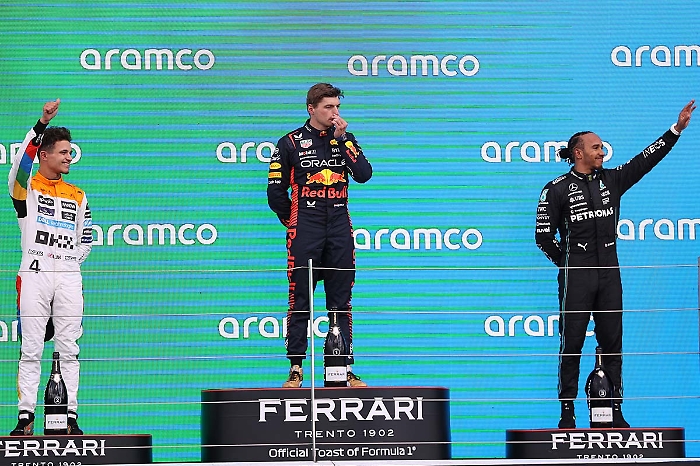 In pista vince Norris ma il "paperone" è Verstappen (con Hamilton che resta sul podio) 