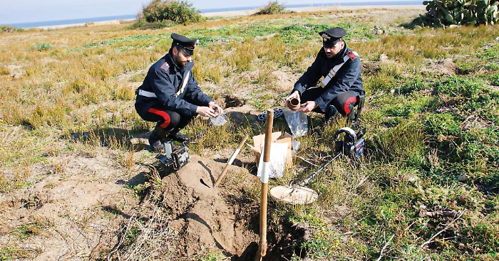 L'ombra della 'Ndrangheta nel traffico dei tombaroli: il linguaggio in codice: «Finocchi, caffè e motosega» 