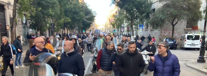 Gli ex Pip continuano a protestare, presidio permanente sotto la sede dell'Ars