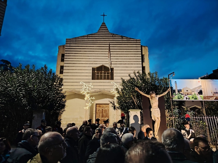 Il Crocifisso rinato torna a Borgo Nuovo, l'arcivescovo Lorefice: «Dove le istituzioni sono assenti, la mafia pasce»