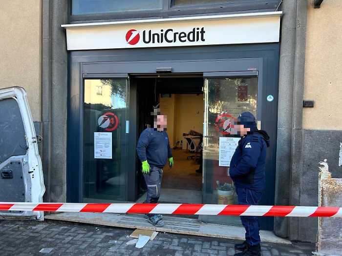 La "marmotta" con la polvere da sparo, la tecnica dei banditi che hanno fatto saltare il bancomat Unicredit a Palagonia