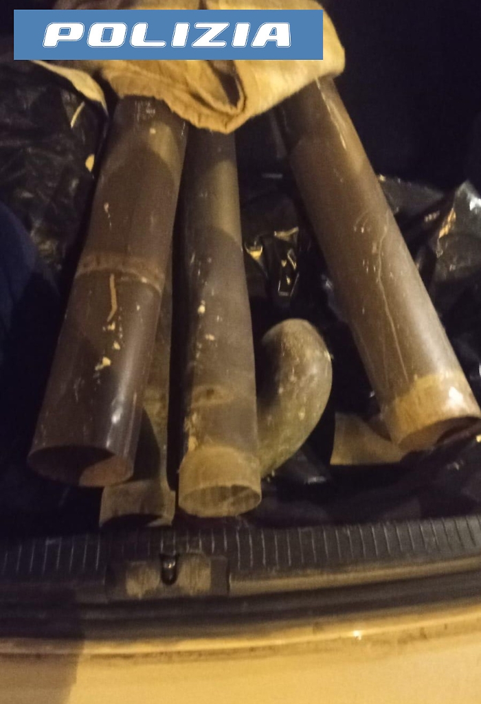 Sorpreso con l'auto carica di pluviali in rame: arrestato un 42enne 