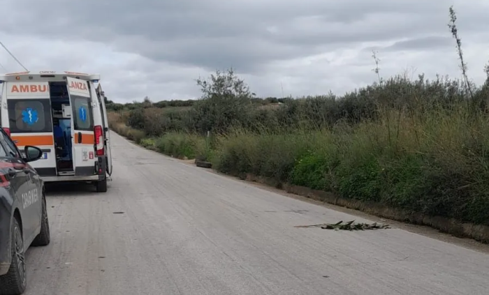 Perde il controllo dell'auto e finisce in un fossato sulla Santa Margherita - Menfi: muore una donna di 55 anni