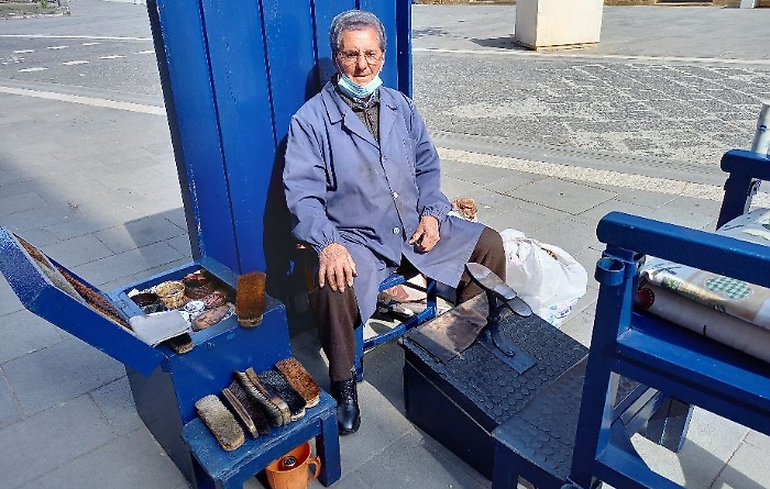 &ldquo;Una sedia, una spazzola, una citt&agrave; intera&rdquo;: perch&eacute; Caltanissetta chiede una statua per lo sciusci&agrave; Peppino Romano