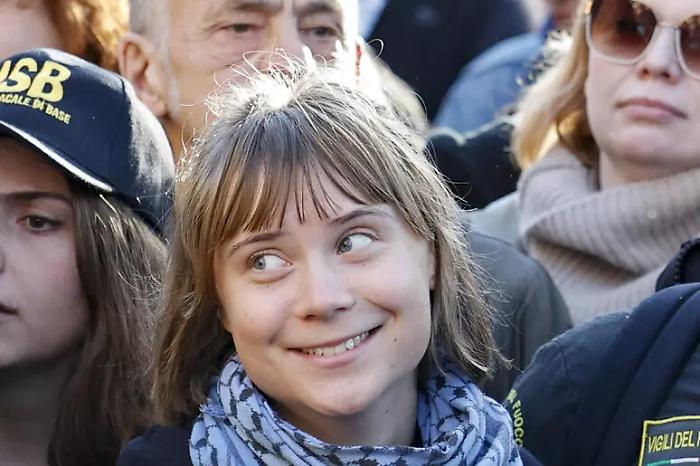 Greta Thunberg arrestata durante una manifestazione in solidariet&agrave; agli otto detenuti di Palestine Action
