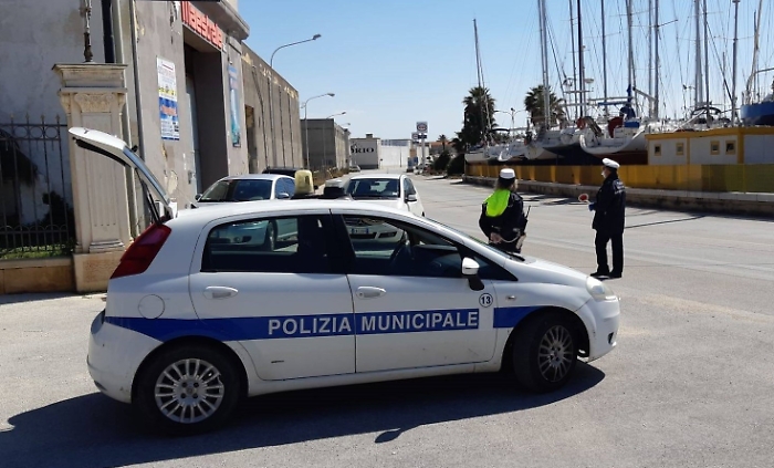 Vigile urbano travolto da una moto che non si &egrave; fermata all'alt: ricoverato in ospedale, caccia al pirata