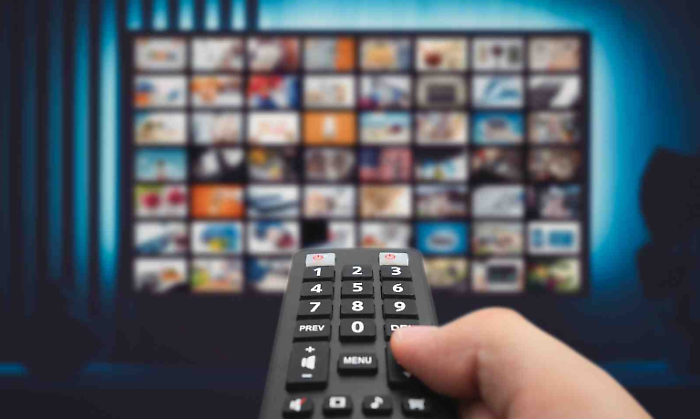 Cosa vedere in tv aspettando il nuovo anno tra musica live in piazza e film cult