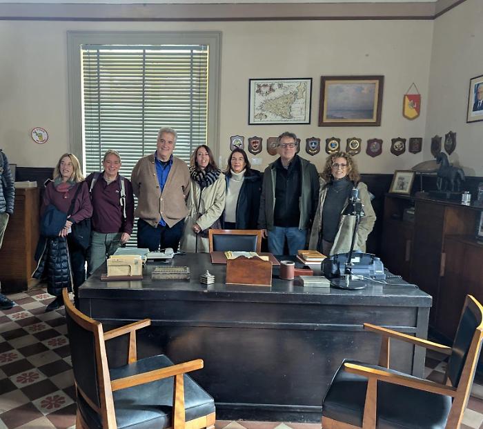 Scicli, la primogenita di Andrea Camilleri in visita nella stanza del commissario Montalbano