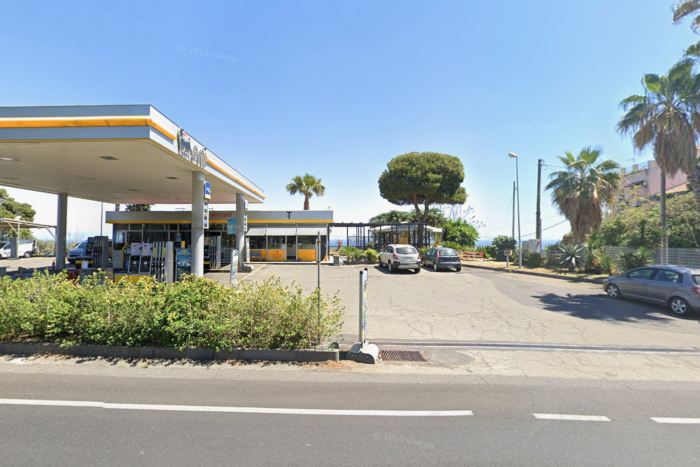 "Spaccata" di Capodanno in una tabaccheria di Acireale: gravi danni e misero bottino di 250 euro